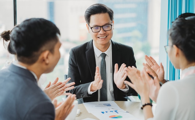 Todos aplaudiram quando ouviram relatórios sobre resultados de negócios