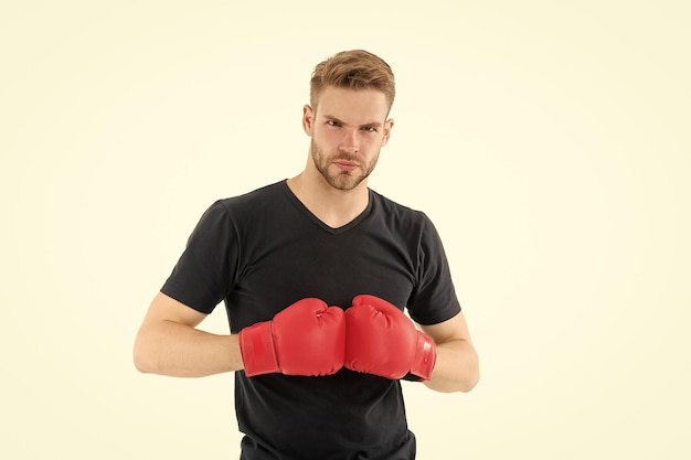 Todos los días como lucha Deportista boxeador con guantes Concepto de boxeo Hombre atleta boxeador cara concentrada con guantes deportivos Boxeador practica habilidades de lucha aislado blanco Boxer guapo entrenador estricto