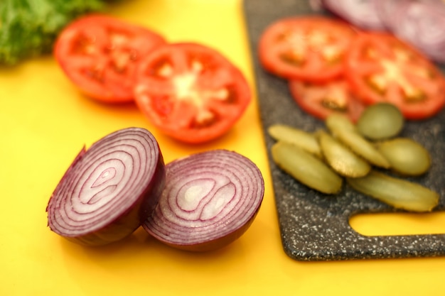 Todos los estudiantes para cocinar sándwiches preparados en una mesa de madera.