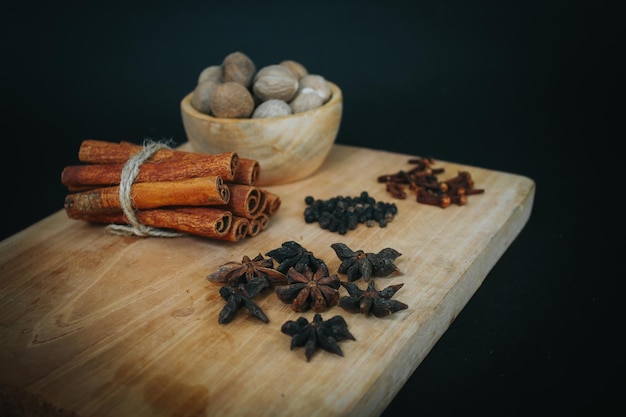 Todos los ingredientes picantes indios contienen canela, anís estrellado, nuez moscada y pimienta negra.