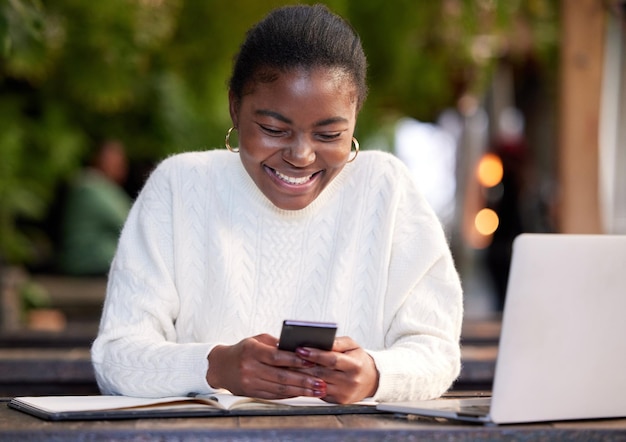 Todos os aplicativos que um estudante pode querer Foto de uma jovem usando um smartphone enquanto estudava em um café