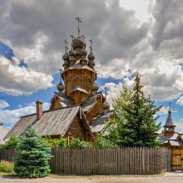 Todos los Santos de madera skete, una parte de la Svyatogorsk Lavra en Ucrania, en un día soleado de verano