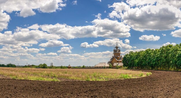 Todos los Santos de madera skete, una parte de la Svyatogorsk Lavra en Ucrania, en un día soleado de verano