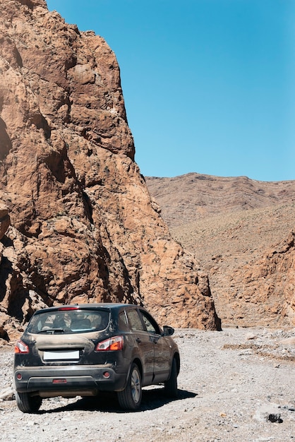 El todoterreno 4x4 va a la montaña. Concepto de aventura.