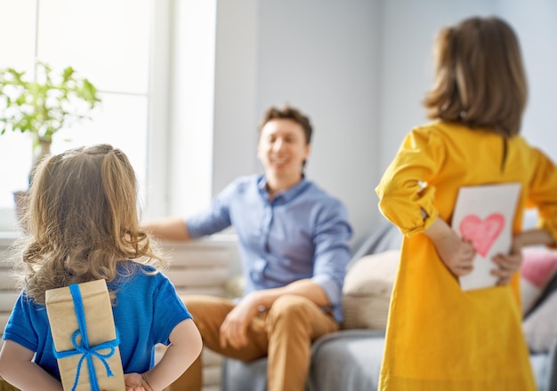 Töchter gratulieren dem Vater