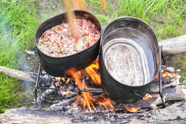 Töpfe am Lagerfeuer