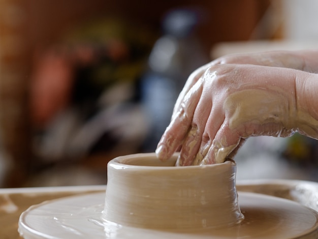 Töpferhandwerk Hobby. Hände formen und formen Ton auf Töpferscheibe