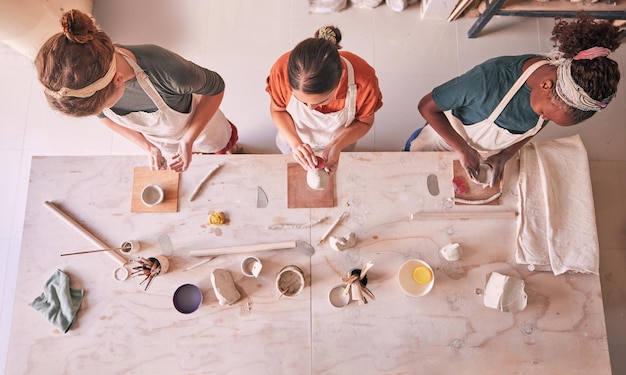 Foto töpferklasse keramikwerkstatt oder menschen entwerfen skulptur form lehmherstellung oder kunstprodukt vielfalt einzelhandelsgeschäft oder top-view von startup kleinunternehmer künstler oder studio frauen formen