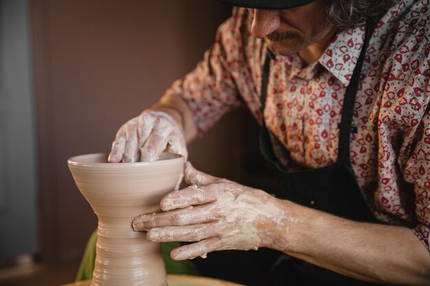 Töpfermeister, der eine neue Keramikschüssel herstellt