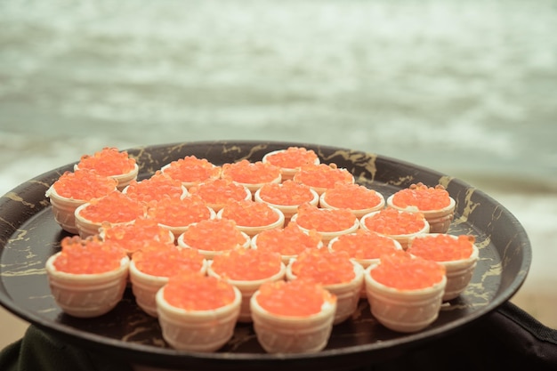 Törtchen gefüllt mit rotem Kaviar