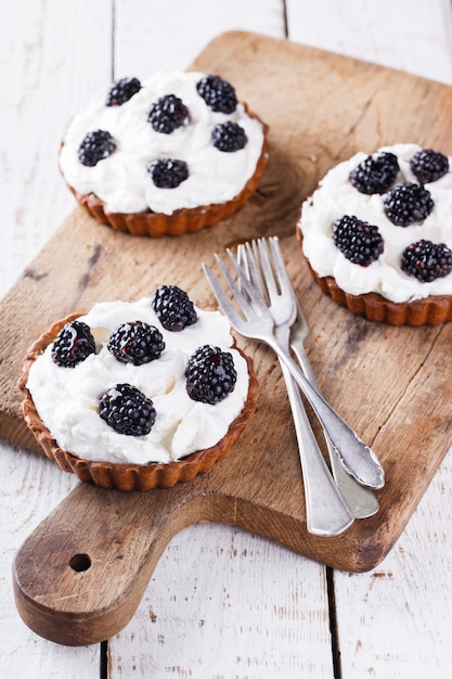 Törtchen mit Brombeeren