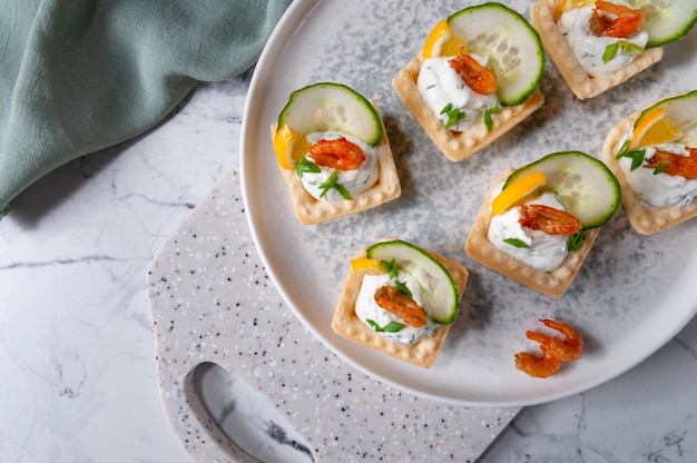 Törtchen mit Garnelen-Mascarpone-Käse-Gurke-Zitrone-Frühlingszwiebeln und Kräutern Köstlicher Snack