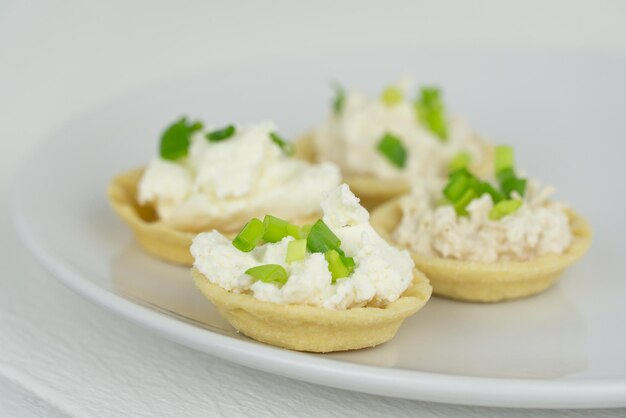 Törtchen mit Käse und Fischcreme und Zwiebel