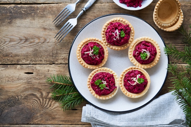 Törtchen mit Rote Beete und Käse auf einem Teller