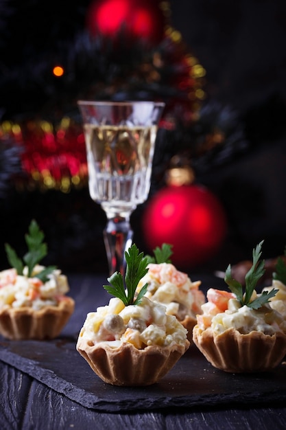 Törtchen mit russischem Salat, festlicher Aperitif. Selektiver Fokus