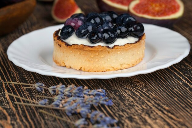 Törtchen mit Sahne und Blaubeeren