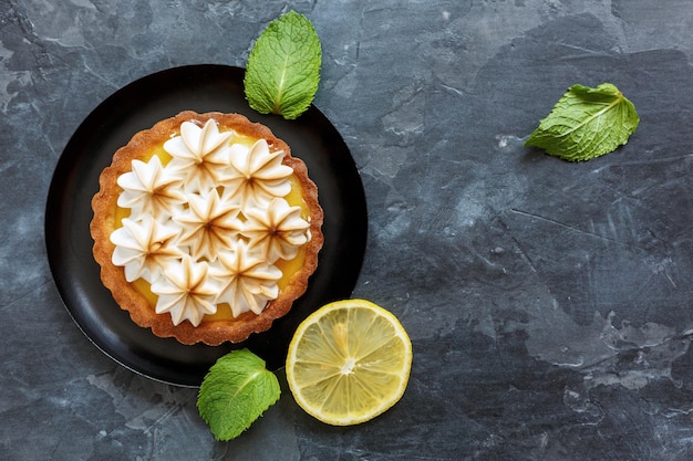 Törtchen mit Zitronencreme und einem italienischen Baiser