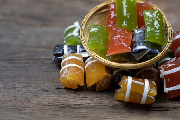 Toffee de colores en el piso de madera. Bocadillos para niños.