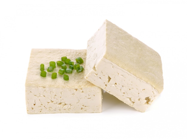 Tofu aislado en blanco