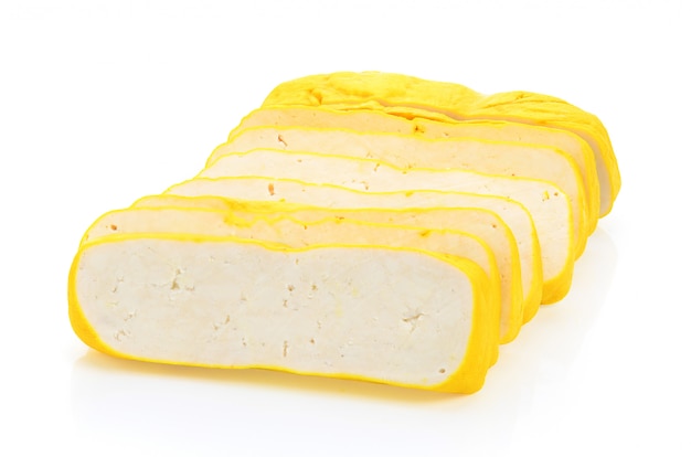 Foto tofu amarelo na superfície branca