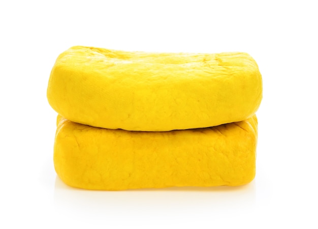 tofu amarelo sobre fundo branco