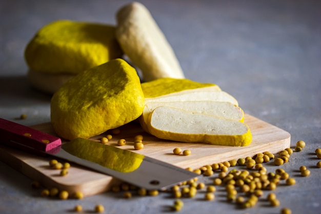 Tofu amarillo sobre el carnicero.