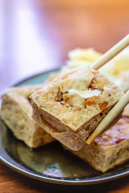 Tofu apestoso frito con repollo en escabeche