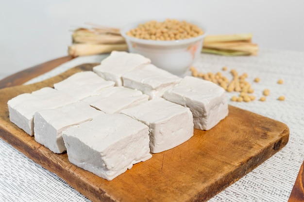 Tofu blanco crudo en tabla de cortar