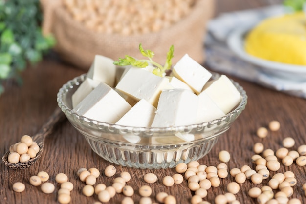 Tofu cortado em cubos na tigela com soja.