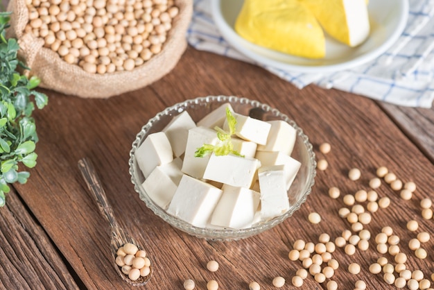 Tofu cortado em cubos na tigela com soja.