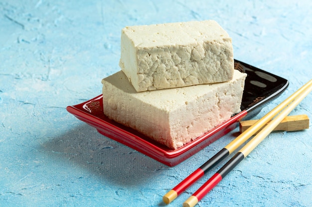 Tofu de cuajada de soja en un plato de cerámica