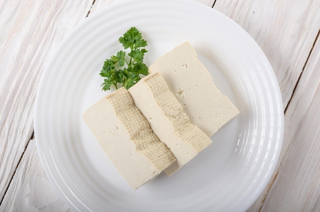 Tofu de coalhada de soja em prato de barro closeup substituto alternativo Nondairy para queijo