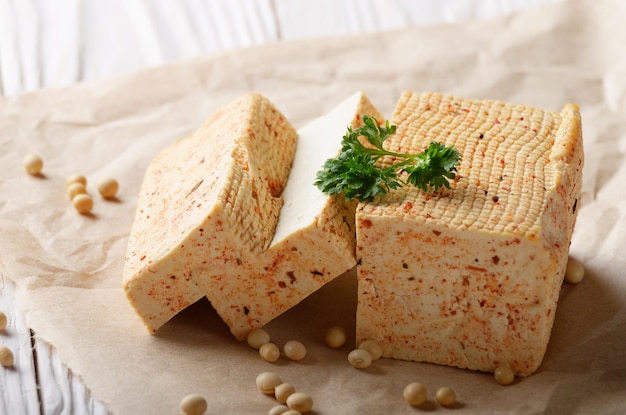 Tofu de requeijão de soja em papel manteiga com verduras Substituto alternativo ao queijo sem leite