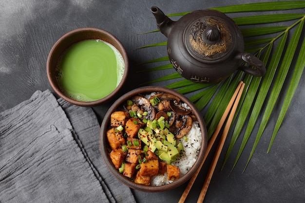 Tofu doce, picante, crocante e frito ao molho teriyaki servido em uma tigela com arroz.