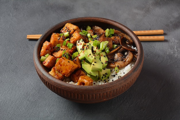 Tofu dulce frito en un bol con salsa terriayaki y arroz