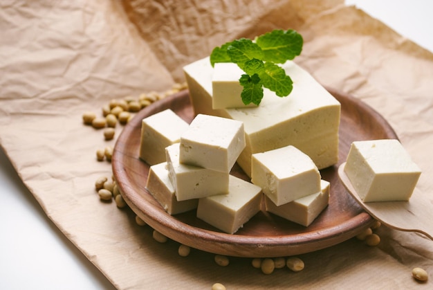 tofu em cubos fresco em uma tigela de madeira