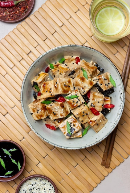 Tofu em molho teriyaki com cebolinha verde pimenta e gergelim Comida asiática Comida vegetariana Alimentação saudável