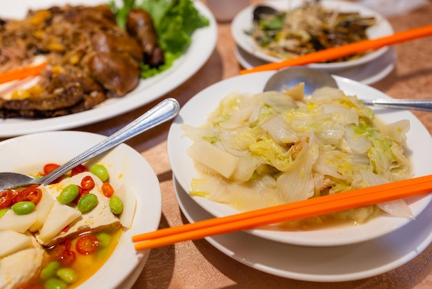 Tofu fedorento ao estilo chinês com muitos outros pratos no restaurante