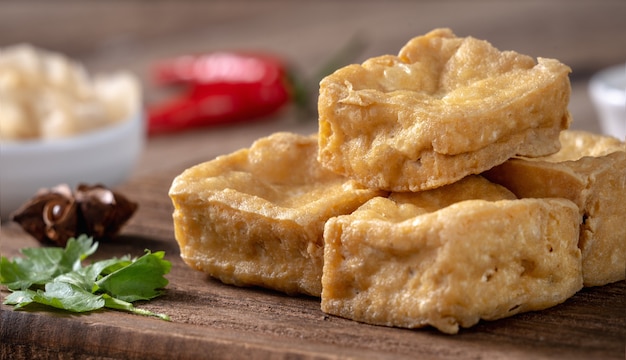 Tofu fedorento frito, coalhada de feijão fermentada com repolho vegetal em conserva, comida de rua famosa e deliciosa em taiwan.