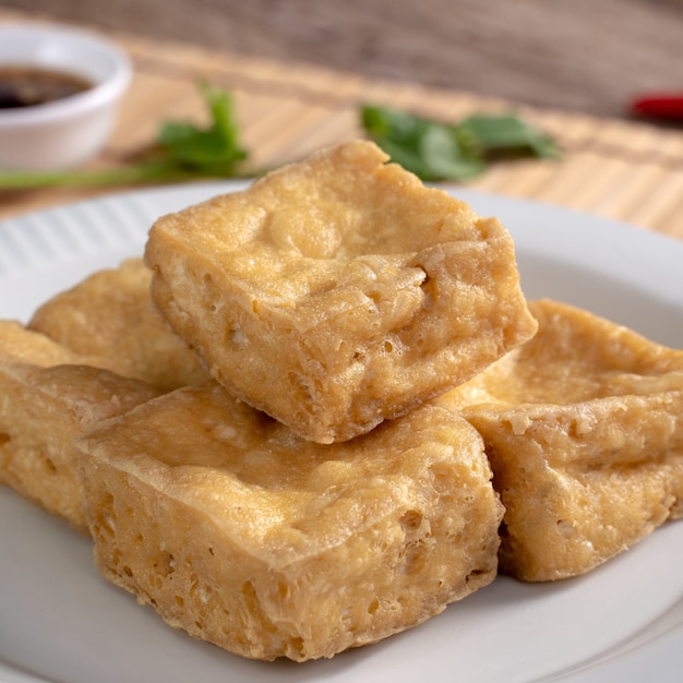 Tofu fedorento frito, coalhada de feijão fermentada com repolho vegetal em conserva, comida de rua famosa e deliciosa em taiwan.