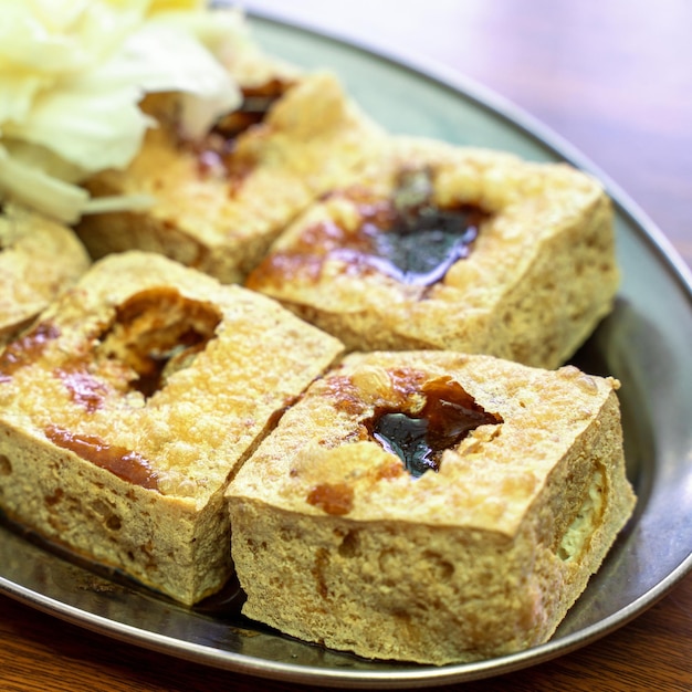 Foto tofu fedorento frito, feijão fermentado, queijo de feijão com repolho em conserva, legumes, comida de rua famosa e deliciosa no estilo de vida de taiwan