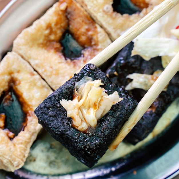 Foto tofu fedorento frito, feijão fermentado, queijo de feijão com repolho em conserva, legumes, comida de rua famosa e deliciosa no estilo de vida de taiwan