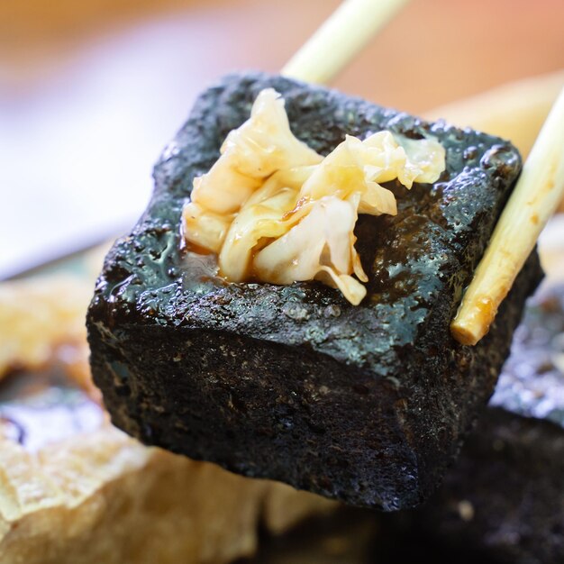 Foto tofu fedorento frito, feijão fermentado, queijo de feijão com repolho em conserva, legumes, comida de rua famosa e deliciosa no estilo de vida de taiwan