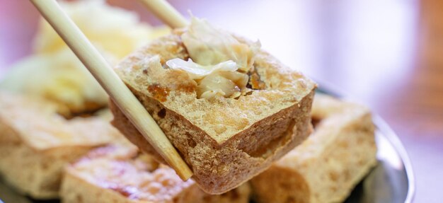 Foto tofu fedorento frito, feijão fermentado, queijo de feijão com repolho em conserva, legumes, comida de rua famosa e deliciosa no estilo de vida de taiwan