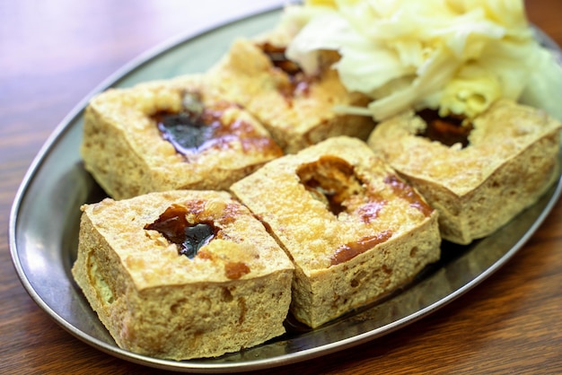 Foto tofu fedorento frito, feijão fermentado, queijo de feijão com repolho em conserva, legumes, comida de rua famosa e deliciosa no estilo de vida de taiwan
