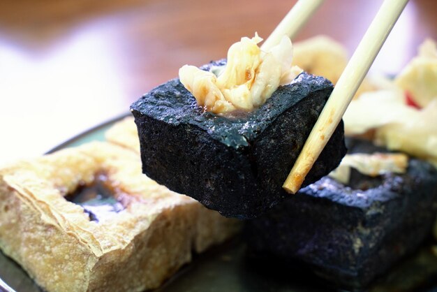 Foto tofu fedorento frito, feijão fermentado, queijo de feijão com repolho em conserva, legumes, comida de rua famosa e deliciosa no estilo de vida de taiwan