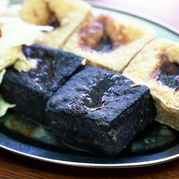 Foto tofu fedorento frito, feijão fermentado, queijo de feijão com repolho em conserva, legumes, comida de rua famosa e deliciosa no estilo de vida de taiwan