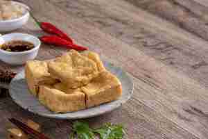 Foto tofu fedorento frito, queijo de feijão fermentado com vegetais de repolho em conserva, comida de rua famosa e deliciosa em taiwan