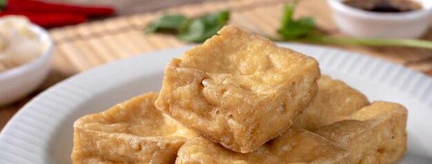 Foto tofu fedorento frito, queijo de feijão fermentado com vegetais de repolho em conserva, comida de rua famosa e deliciosa em taiwan