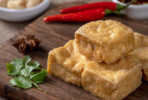 Foto tofu fedorento frito, queijo de feijão fermentado com vegetais de repolho em conserva, comida de rua famosa e deliciosa em taiwan